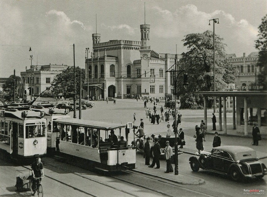 W pierwszych tramwajach używano tylko wagonów letnich....