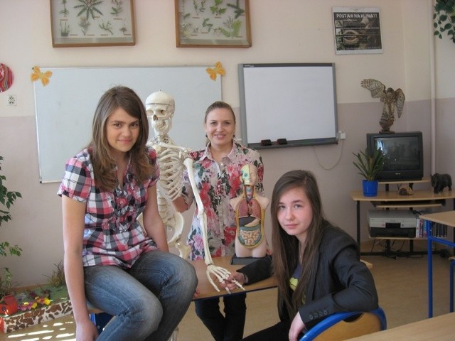 Obie uczennice zamierzają studiować medycynę. Na zdjęciu od lewej: Dominika Koss z przyjacielem, wychowawczyni Aleksandra Szajer oraz Alicja Ziontkowska.
