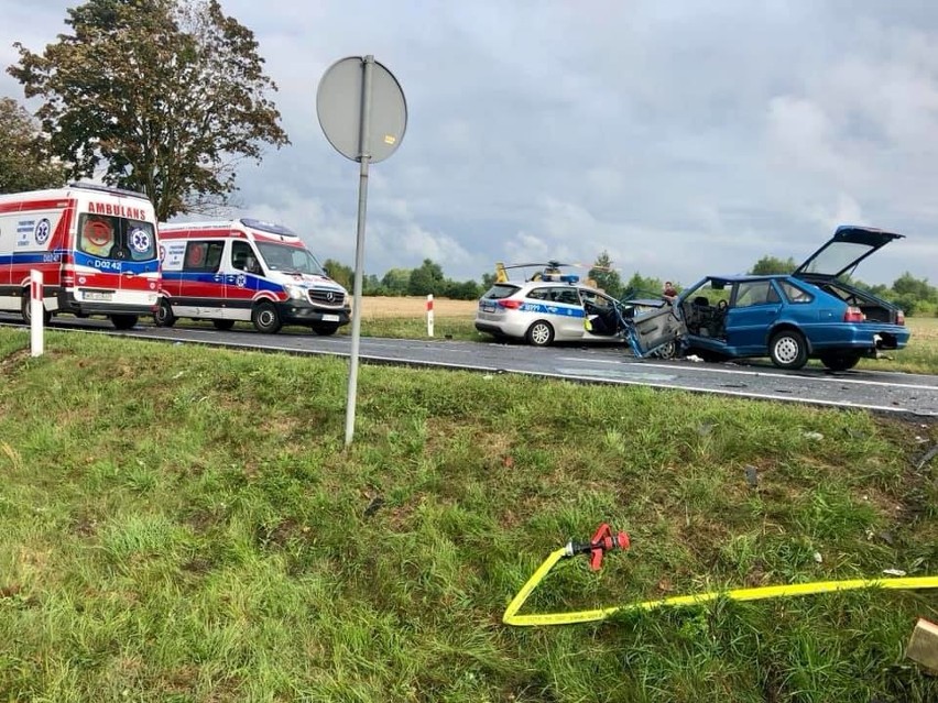 Wypadek z udziałem poloneza pod Głogowem. Są ciężko ranni (ZDJĘCIA)