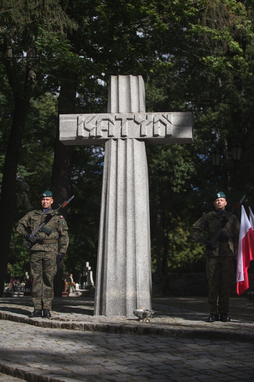 Uroczystości pod Krzyżem Katyńskim na słupskim cmentarzu