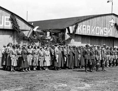 Hangary na lotnisku Rakowice. Zdjęcie z lat 30. XX wieku. FOT. ARCHIWUM