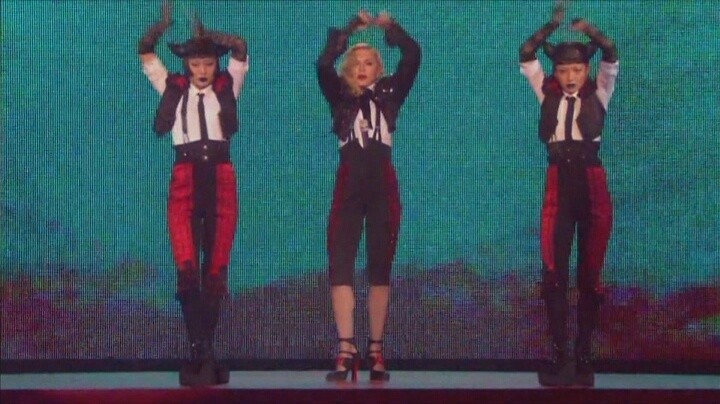 Brit Awards 2015: Madonna upadła na scenie. Ed Sheeran i Sam...
