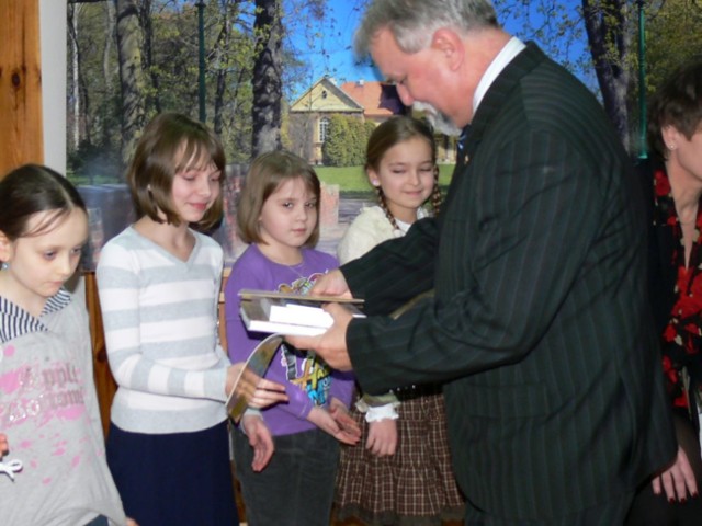 Justyna Mortka ze Szkoły Podstawowej numer 10 w Tarnobrzegu (druga od lewej) odebrała z rąk prezydenta miasta Jana Dziubińskiego nagrodę "Super Czytelnika Roku 2009".