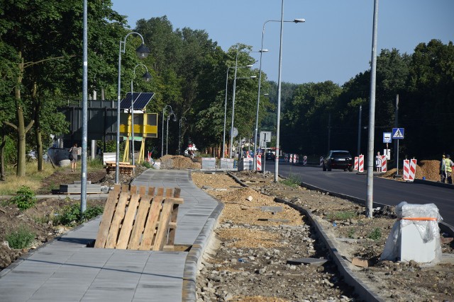 Trwa remont w alei Niepodległości w Częstochowie. Kierowcy jadą już jedną nitką nowego asfaltu