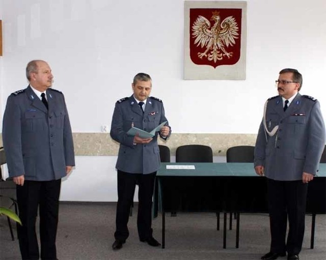 Od lewej Igor Parfieniuk, szef podlaskiej policji, naczelnik wydziału kadr Andrzej Kowalewski oraz Wiesław Małachwiej, świeżo upieczony komendant w Sokółce.