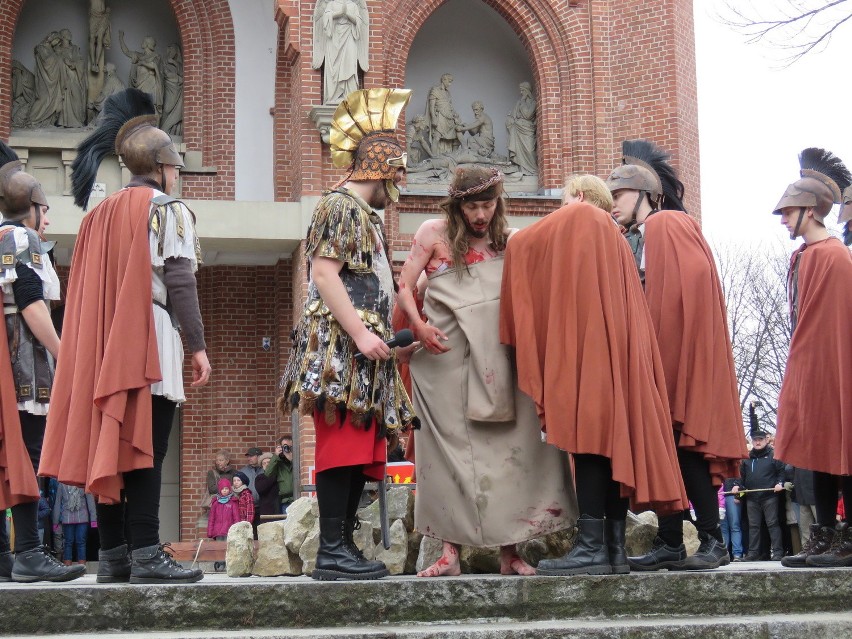 Tysiące wiernych na Misterium Męki Pańskiej na piekarskiej kalwarii [ZDJĘCIA, WIDEO]