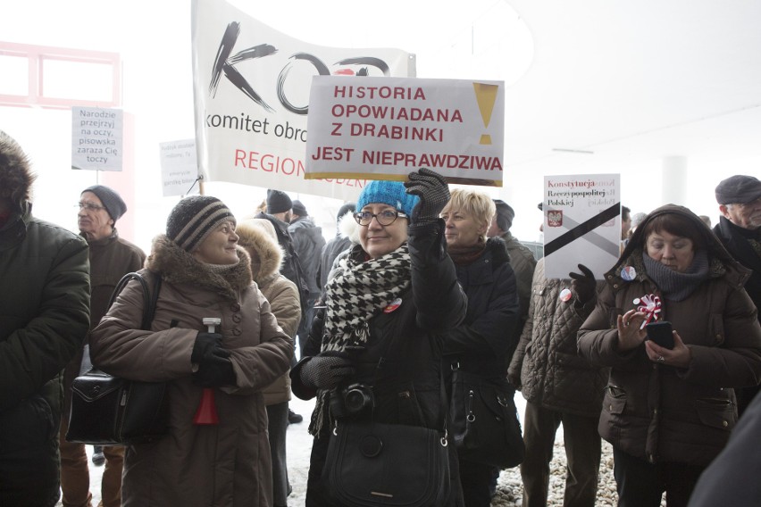 KOD witał w Łodzi prezesa PiS Jarosława Kaczyńskiego