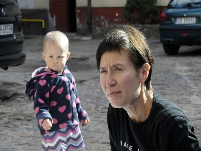Joanna Rajkowska z Różą na podwórku kamienicy przy ul. Mazowieckiej, gdzie artystka współrealizowała projekt