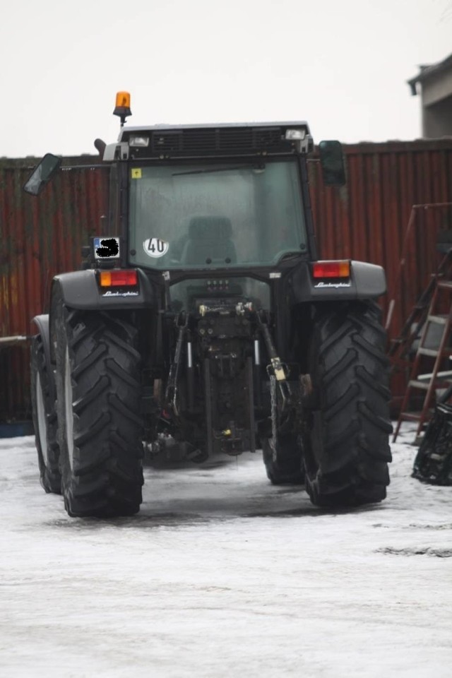 Policja zabezpieczyła ciągnik, z którego wypadła dziewczynka