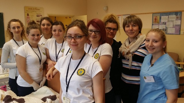 Niemieckie uczennice (druga i trzecia z prawej) ze studentkami Wydziału Pięlęgniarstwa Państwowej Medycznej Wyższej Szkoły Zawodowej w Opolu (pierwszy rok w białych koszulkach i Patrycja Pogoda z III roku - w niebieskiej) podczas zajęć na uczelni.