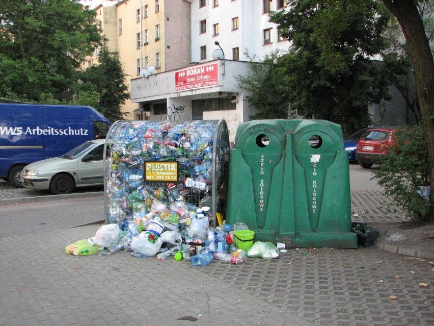 Wrocław: Segregacja śmieci to problem. Dzieci na Reja bawią się wśród odpadów (ZDJĘCIA)