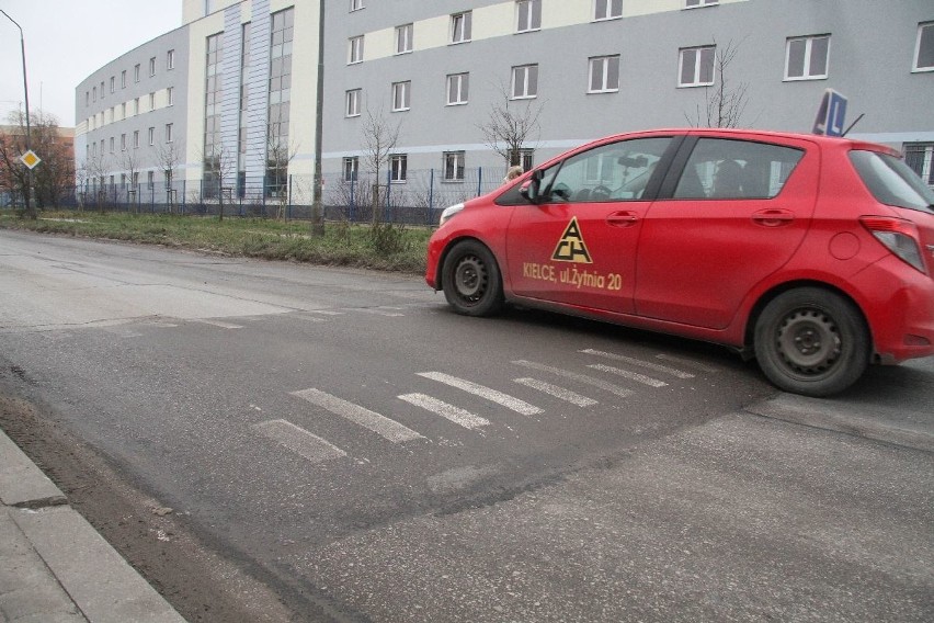 Próg zwalniający na ulicy Leszczyńskiej w Kielcach utrapieniem. Trudno go zauważyć 