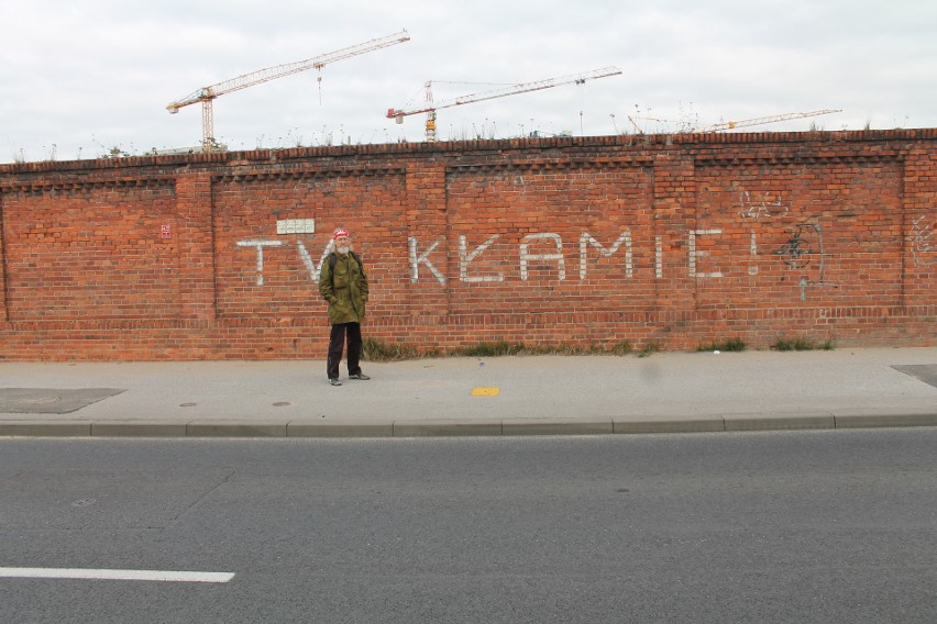 Tego muru już nie ma. Rok 2019.Stanisław Kuczorski przed...