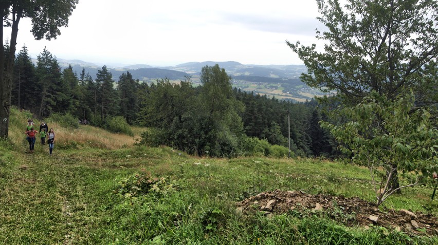 Odkryj Beskid Wyspowy. W sobotni deszczowy wieczór pokonali Korab, a w niedzielny słoneczny poranek wspięli się na Jaworz