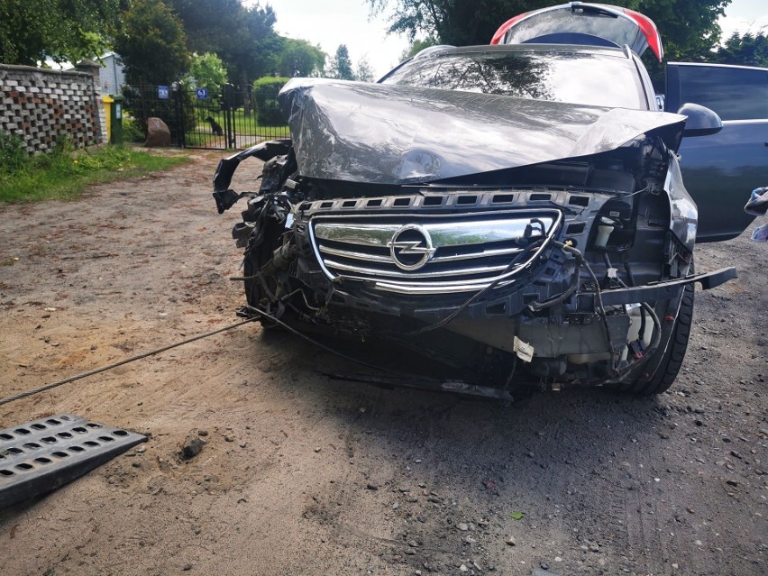 Wypadek koło Dygowa. Opel zderzył się z busem