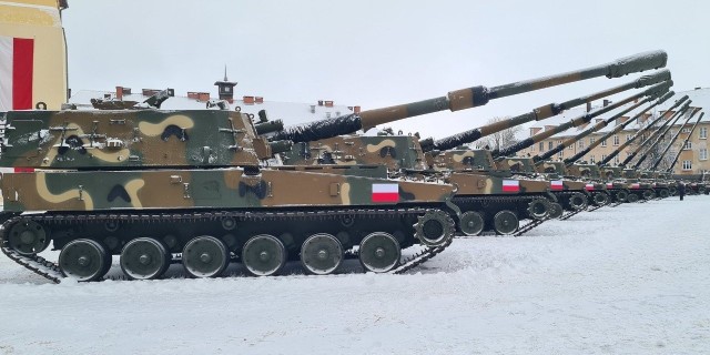 Armatohaubica K9 Thunder waży 47 ton, uzbrojeniem jest produkowane przez Huyndai działo 155 mm z lufą o długości 52 kalibrów, którego zasięg to – zależnie od amunicji od 30 do ponad 50 km.