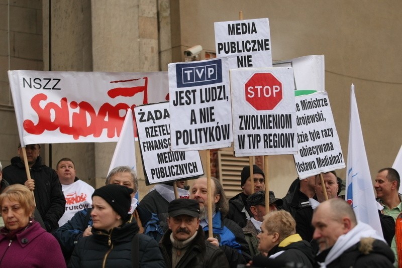 Stop zwolnieniom w TVP - Solidarność pikietowała pod Urzędem Wojewódzkim (ZDJĘCIA, FILMY)