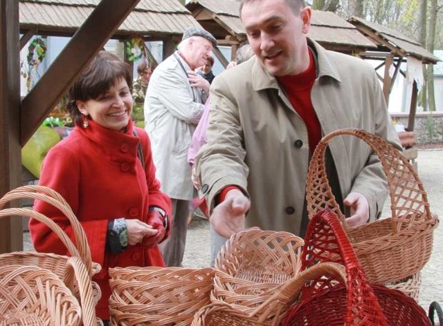 Wicemarszałek województwa Grzegorz Świercz z żoną profesor Anną Świercz wybierają kolejny wiklinowy koszyk do domowej kolekcji.