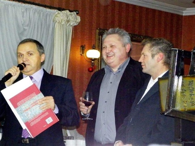 Od lewej Mariusz Brunka, Mariusz Janik i Janusz Michał Różański podczas promocji książki o "Panu Tadeuszu"