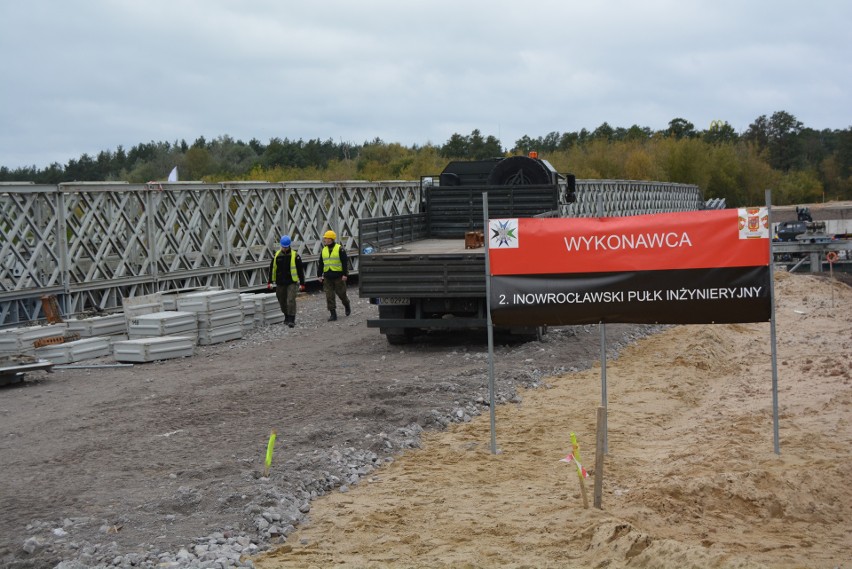 Most zastępczy w Ostrołęce: jedna nitka prawie gotowa 