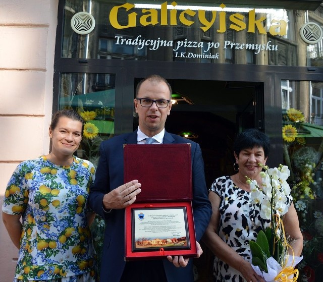 Pizzeria Galicyjska działa nieprzerwanie od 1978 r. i oferuje ten sam asortyment. Została założona przez Irenę i Krzysztofa Dominiaków. Dodatkową, oryginalną atrakcją lokalu są autografy znanych aktorów, reżyserów, gwiazd sportu, pochodzące z prywatnej kolekcji nieżyjącego już Krzysztofa Dominiaka.