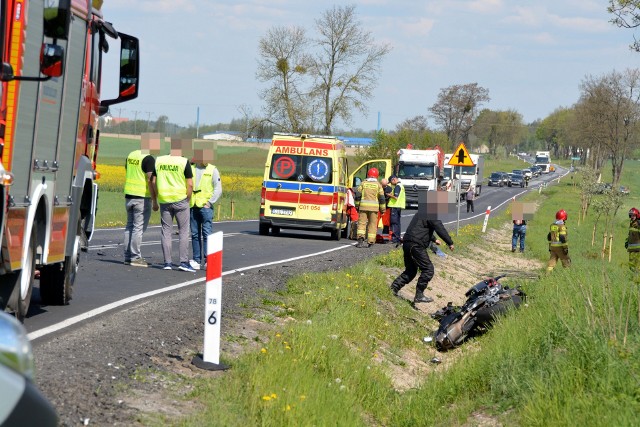 Wypadek w miejscowości Obkas (pow. sępoleński). Na DK 25 zderzyły się samochód osobowy i motocykl. Poszkodowane zostały dwie osoby. Motocyklista był przytomny, ale trafił do szpitala.