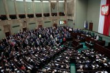 Najnowszy sondaż. Kto traci, a kto zyskuje? Jak wyglądałby skład Sejmu, gdyby wybory odbyły się dziś?