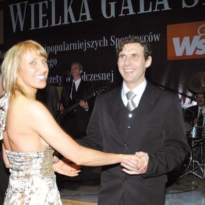 Przetańczyć z Tobą chcę całą noc -zdaje się myśleć Jacek Chańko spoglądając na swoją małżonkę Magdę
