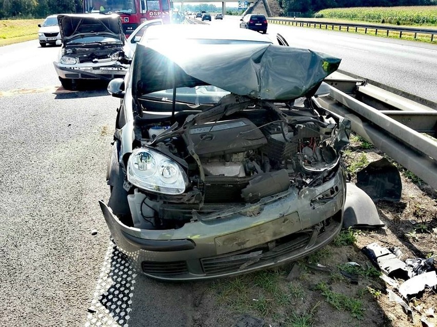 Karambol 8 samochodów na autostradzie. Dwie osoby ranne