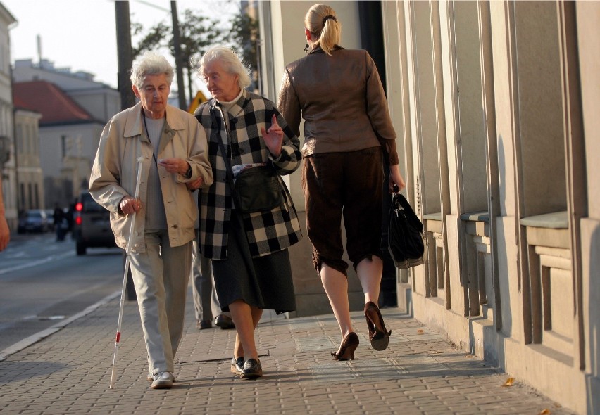 Wzrósł odsetek seniorów, których nie stać na pomoc finansową...