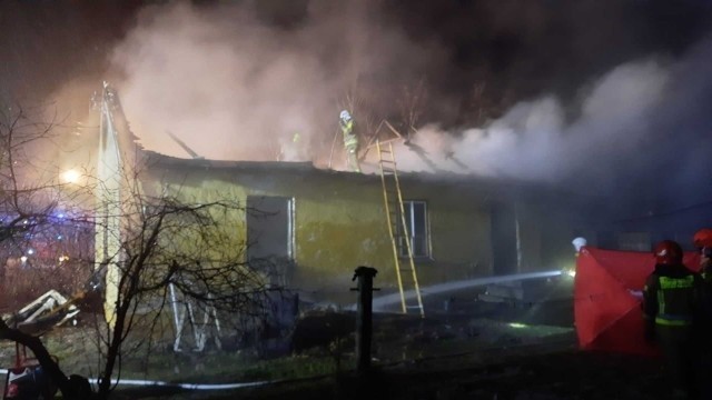 W Pogroszynie w gminie Wieniawa, w czwartek wieczorem strażacy walczyli z pożarem domu. W płonącym budynku znaleźli ciało mężczyzny.