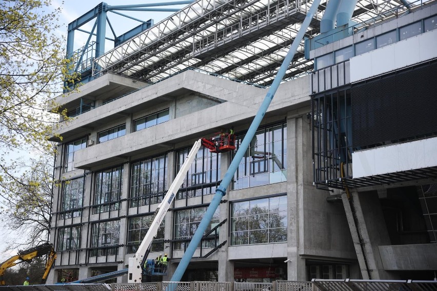 Przyciemnianie stadionu Wisły. Tak piłkarski obiekt dopasowuje się do sąsiednich apartamentowców 17/04/2023