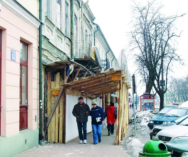 Wczoraj zaczęła się rozbiórka kamienicy przy ul. Kościuszki 80. Niedługo zniknie ona z powierzchni ziemi.