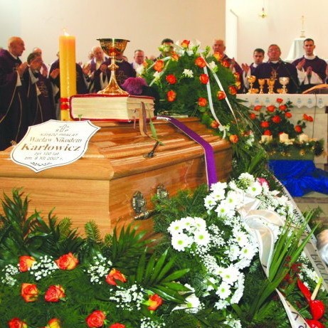 Nabożeństwo żałobne podczas pogrzebu ks. Wacława Karłowicza celebrował abp Leszek Sławoj Głódź