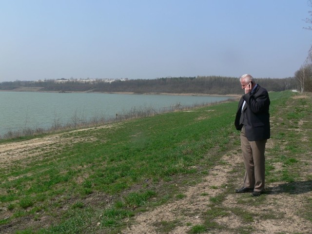 Zbiornik po wyrobisku w Piasecznie to problem dla władz Tarnobrzega oraz burmistrza Koprzywnicy_Marka Jońcy.     