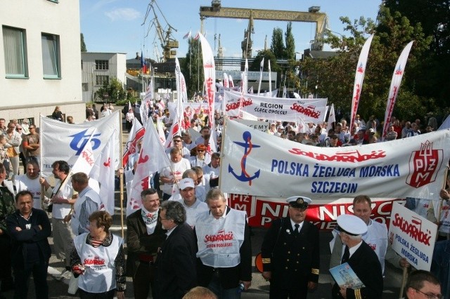 W rocznicę wydarzeń sierpniowych pod główną bramą znowu pojawia się stoczniowcy by walczyć o miejsca pacy.