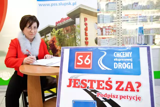 Na zdjęciu Eugenia Rębacz, prezes PSS Społem, która zachęca do składania podpisów za budową drogi S6.