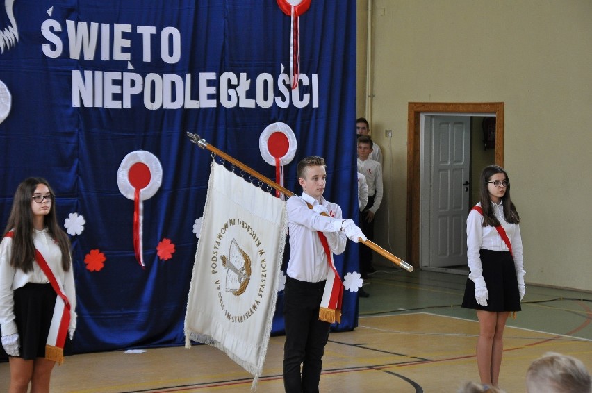 Szkoła Podstawowa numer 1 imienia Stanisława Staszica w Kielcach śpiewała hymn [ZDJĘCIA]