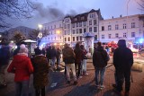 Pożar kamienicy w Bytomiu: z ogniem walczy 36 strażaków. Ewakuowano mieszkańców. Jedna osoba jest poszkodowana
