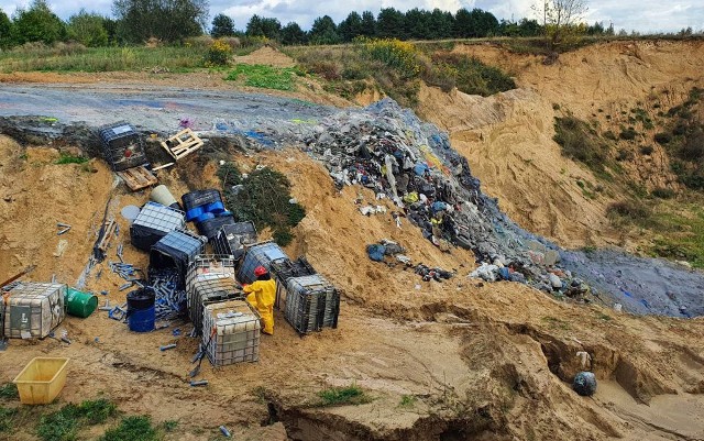 Nielegalne odpady znaleziona na terenie powiatu radomskiego.