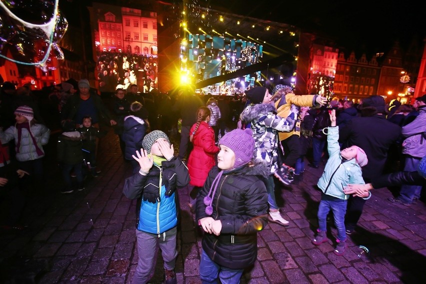 Sylwester 2017 na wrocławskim Rynku. Tak wrocławianie przywitali Nowy Rok [MNÓSTWO ZDJĘĆ]