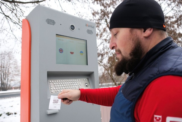 Przed polsko-ukraińską granicą w Korczowej ruszył System Buforowania Pojazdów Ciężarowych.System ma za zadanie niedopuszczenie do tworzenia się na drodze krajowej nr 94 kolejki tirów. Każdy kierowca przewożący towary do oclenia, ma obowiązek zjechać na jeden z dwóch parkingów: na MOP Hruszowice przy A4 lub parking w Młynach przy DK94. Tam pobiera bezpłatny bilet, na którym znajdzie przewidywaną godzinę odprawy. Gdy tablice świetlne wyświetlą numer jego pojazdu, kierowca może kierować się w stronę odprawy celnej.