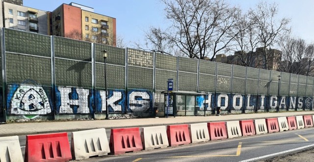 25.02.2021 r. Graffiti Ruchu Chorzów przy ulicy Pszczyńskiej na Giszowcu (przerobione z graffiti GKS Katowice)