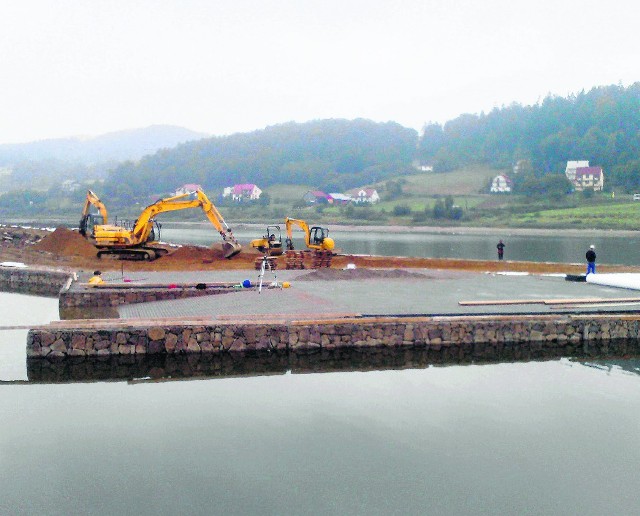 Port jachtowy w Bartkowej-Posadowej. Na pierwszym planie rampa do wodowania łodzi