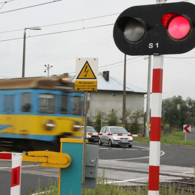 Pociąg o godz. 13.37 wjechał na stację w Gręboszowie przy opuszczonych rogatkach. Kolejarze zdążyli je naprawić.