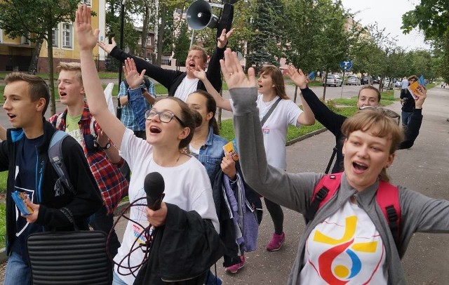 "Robimy raban", pod tym hasłem akcję promującą udział w lokalnych imprezach z okazji Światowych Dni Młodzieży przeprowadzili w Inowrocławiu wolontariusze. Młodzież zachęcała inowrocławian do powitania w czwartek na Rynku grup pielgrzymów z Niemiec i Kanady. Zapraszała też na wspólny wyjazd do Gniezna, na diecezjalną odsłonę ŚDM. Zorganizowany zostanie on w sobotę, 23 lipca. Chętni będą mogli pojechać do Gniezna i wrócić stamtąd specjalnymi bezpłatnymi pociągami. 