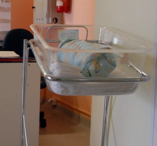 Z malutkich rączek dzieci zsunęły się opaski identyfikacyjne. - To się niestety zdarza w każdym szpitalu - przyznają lekarze ze szpitala w Zdrojach.
