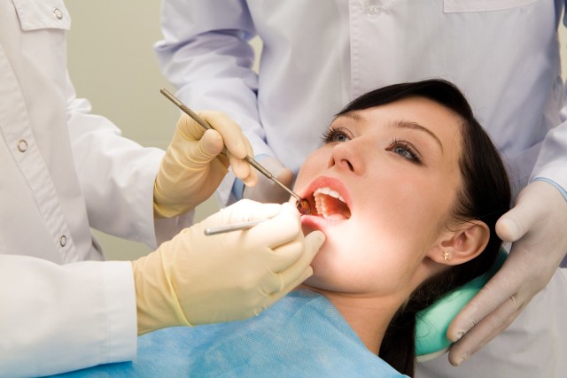 Aby osiągnąć wysoki poziom stanu zdrowotnego jamy ustnej stomatolodzy zalecają między innymi regularne kontrole u dentysty.