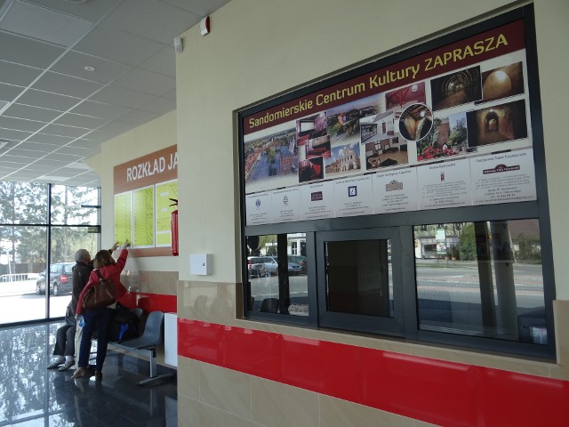 Centrum Informacji Turystycznej w budynku dworca autobusowego to kolejne miejsce w Sandomierzu, gdzie turyści mogą zasięgnąć wiedzy na temat jak zwiedzać miasto.