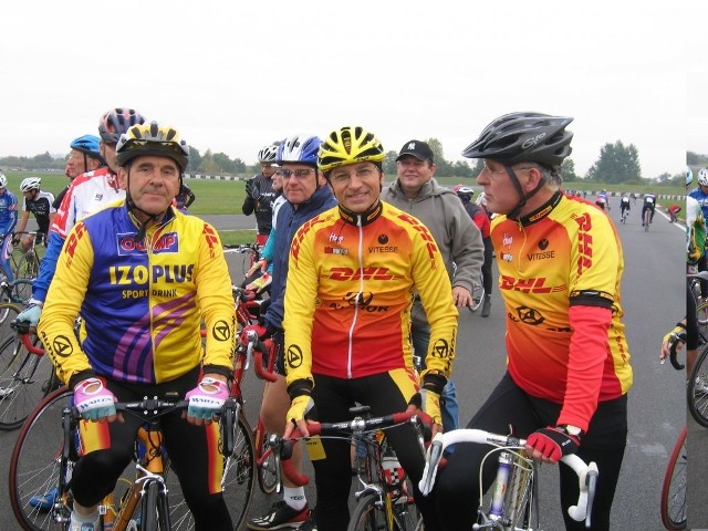 Ryszard Szurkowski (z lewej) na Torze Poznań 15 października 2006 roku. W środku Aleksander Morozowski, z prawej Janusz Kowalski, mistrz świata z 1974 roku.